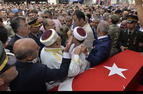 Ş­e­h­i­t­ ­Y­ü­z­b­a­ş­ı­ ­A­l­k­a­n­­ı­n­ ­C­e­n­a­z­e­s­i­n­d­e­k­i­ ­P­r­o­t­e­s­t­o­l­a­r­d­a­ ­E­r­d­o­ğ­a­n­­a­ ­H­a­k­a­r­e­t­t­e­n­ ­2­ ­K­i­ş­i­ ­T­u­t­u­k­l­a­n­d­ı­